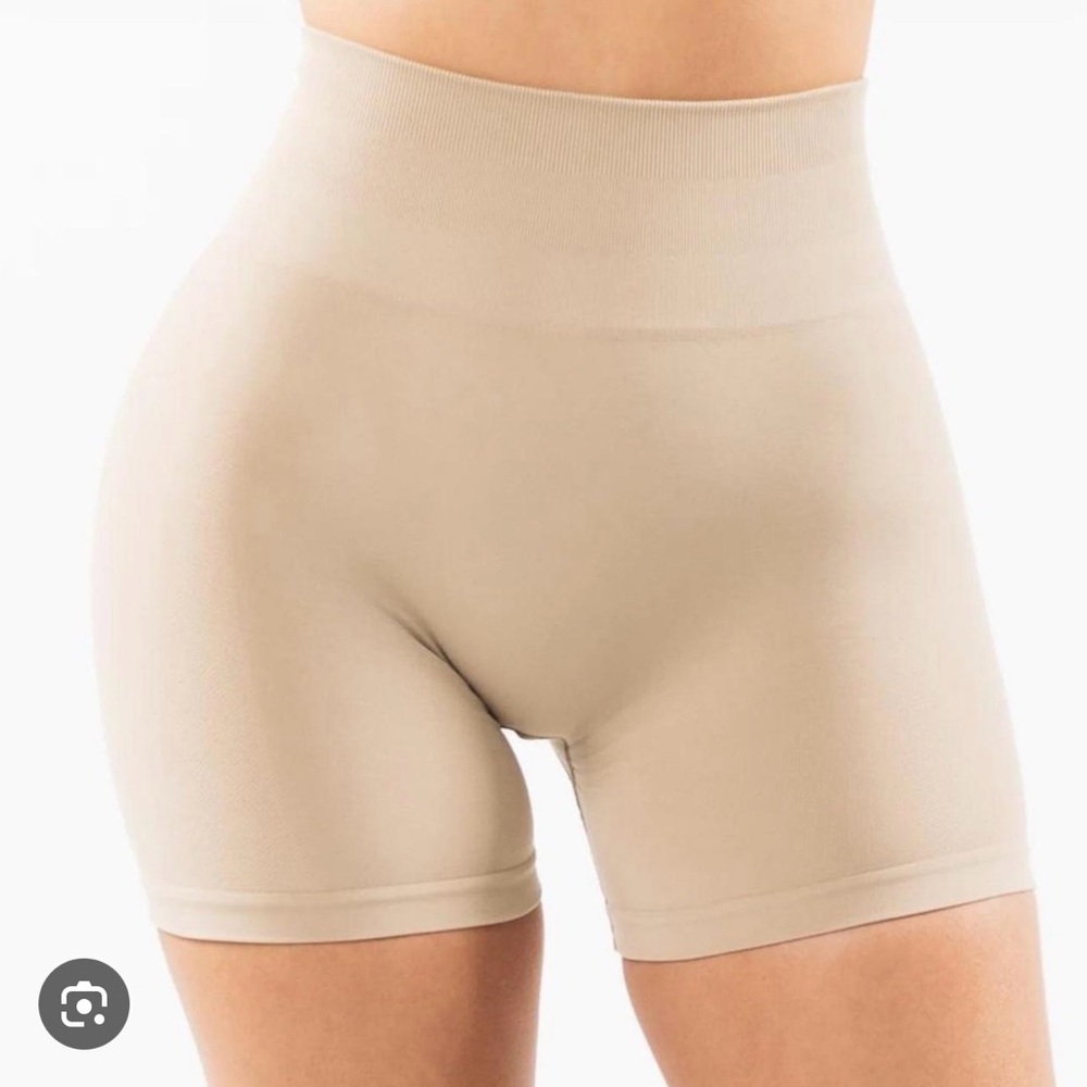 NWOT Alphalete Amplify Shorts OG in Linen